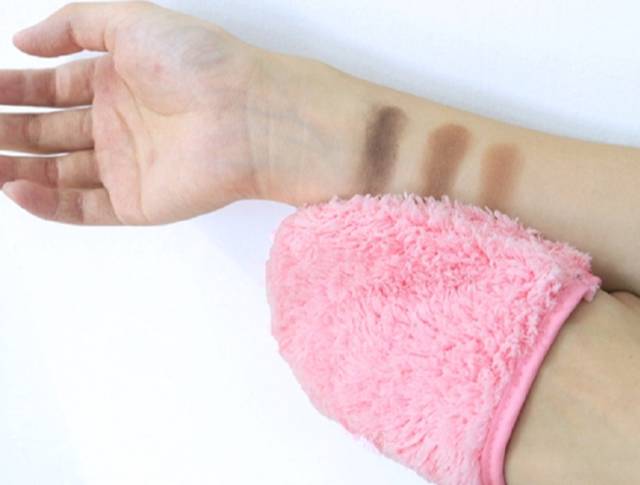 Reusable Makeup Removal Mitt 1